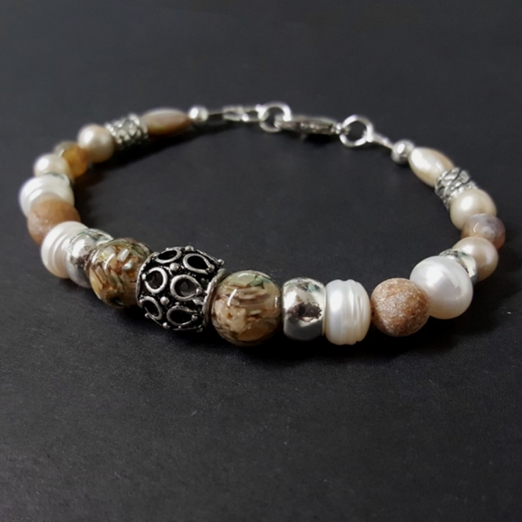 Pretty River Shell & Agate Beaded Bracelet - Picture 2 of 3